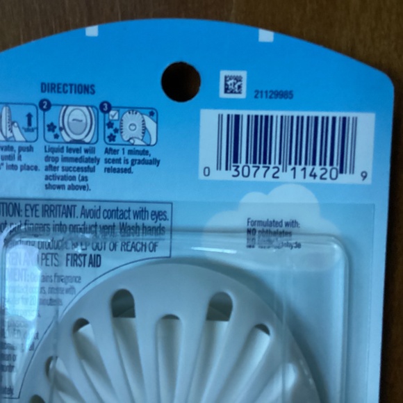 Febreze Bathroom/Small Spaces Refresh & Energize/Gain Moonlight Breeze NEW - Picture 5 of 7